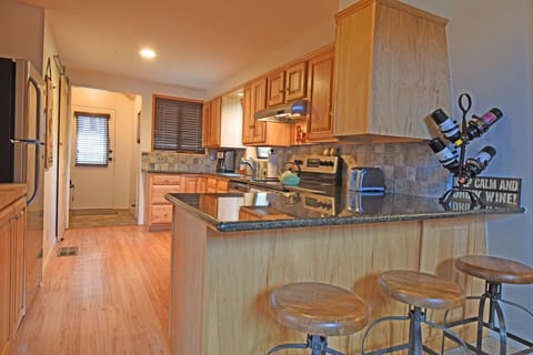 Kitchen and Breakfast Bar