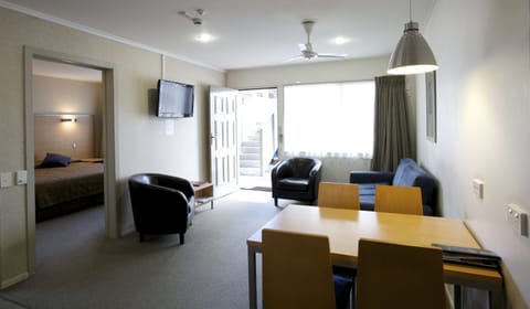 Suite, 2 Bedrooms | Living room | 32-inch LCD TV with satellite channels, TV