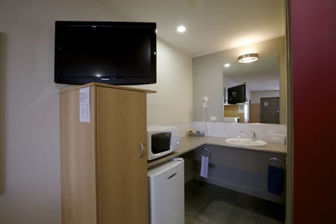 Studio with limited cooking facilities | Private kitchen | Fridge, microwave, stovetop, coffee/tea maker