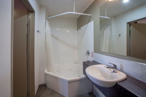 Studio with spa bath | Bathroom | Free toiletries, hair dryer, towels