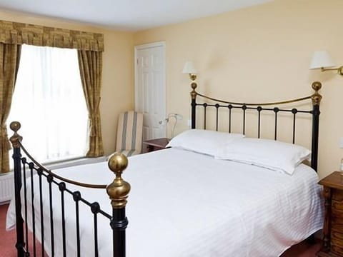 Double Room, Ensuite (Cuckmere - Bedstead)