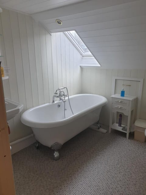 Double or Twin Room, Ensuite (Victory) | Individually decorated, individually furnished, iron/ironing board