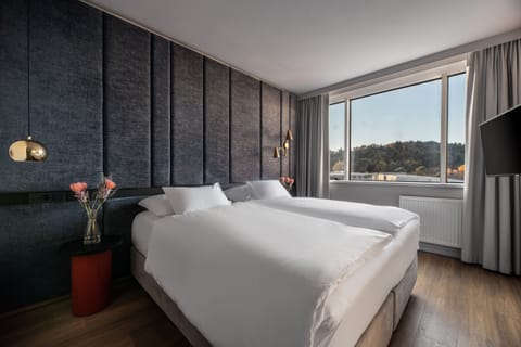 Junior Suite | In-room safe, blackout drapes, soundproofing, iron/ironing board