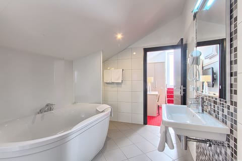 Deluxe Double Room | Deep soaking bathtub