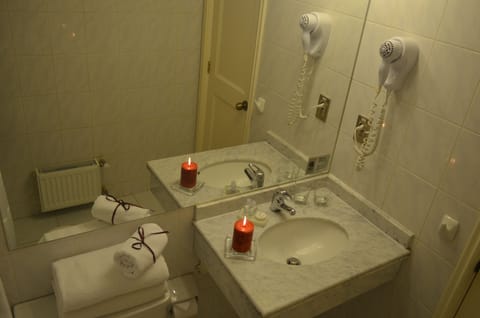 Executive Single Room | Bathroom | Combined shower/tub, deep soaking tub, rainfall showerhead, hair dryer