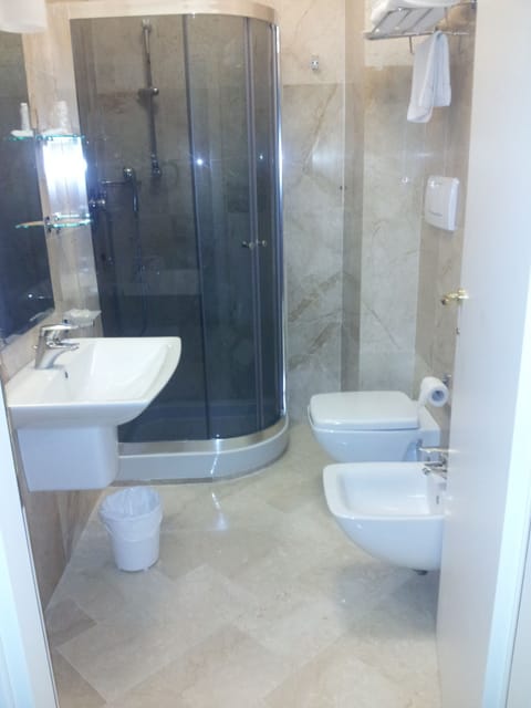 Shower, free toiletries, hair dryer, bidet