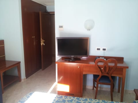 Comfort Double or Twin Room, Balcony | Living room | 20-inch TV with satellite channels