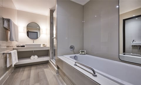 Loft, 1 King Bed | Bathroom | Combined shower/tub, designer toiletries, hair dryer, bathrobes
