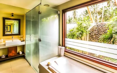 Deluxe Studio Suite, 1 King Bed, Ocean View | Bathroom | Shower, free toiletries, towels