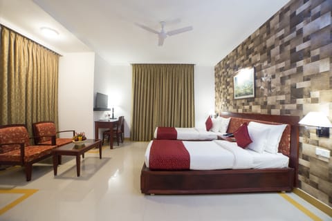 Executive Double Room, 1 King Bed | Minibar, in-room safe, individually furnished, desk
