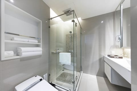 Superior Room | Bathroom | Free toiletries, hair dryer, slippers, towels