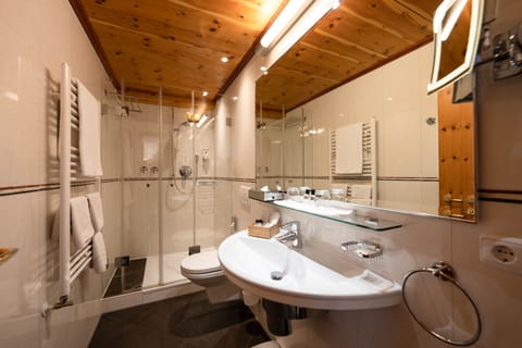 Comfort Suite | Bathroom | Shower, free toiletries, hair dryer, bathrobes