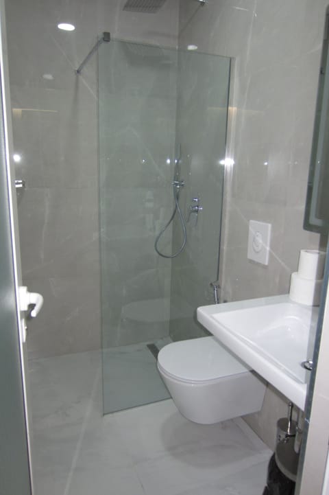 Standard Room, 2 Twin Beds, Ensuite | Bathroom | Shower, slippers, towels