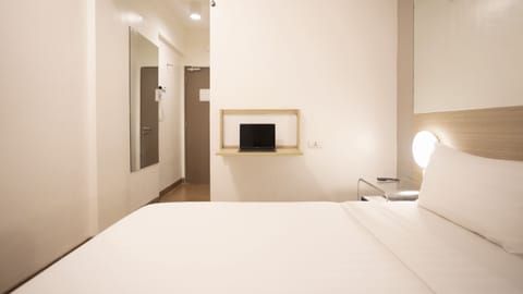 Premium bedding, in-room safe, desk, laptop workspace