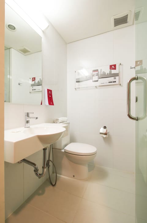 Standard Twin Room | Bathroom | Shower, rainfall showerhead, hair dryer, bidet