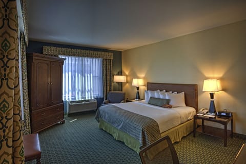 Premium Room, 1 King Bed, Corner | Premium bedding, in-room safe, desk, blackout drapes