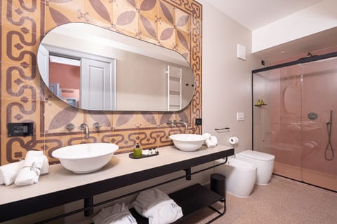 Junior Suite | Bathroom | Rainfall showerhead, free toiletries, hair dryer, slippers