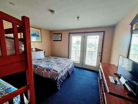 Standard Room, 1 Queen Bed and 1 Bunk Bed | Desk, free WiFi, bed sheets