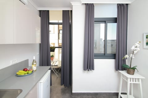 Deluxe Studio | Private kitchenette | Microwave, stovetop, electric kettle, cookware/dishes/utensils