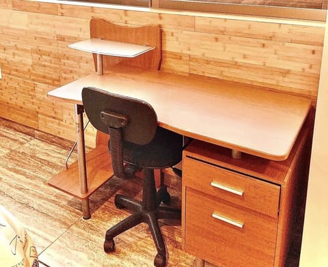 Escritorio funcional y silla para tu uso exclusivo! Reserva Ya!