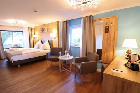 Grand Double Room | In-room safe, desk, free WiFi, bed sheets