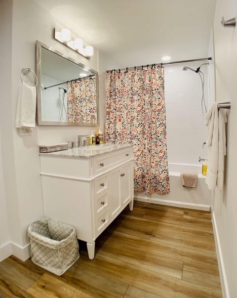 Executive Condo | Bathroom | Combined shower/tub, towels