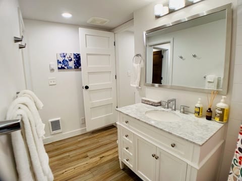 Executive Condo | Bathroom | Combined shower/tub, towels