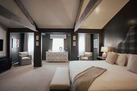 King Suite | Premium bedding, down comforters, pillowtop beds, minibar