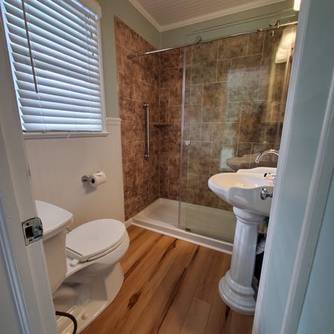 Room 5 Double/Double | Bathroom | Hair dryer, towels, soap, shampoo