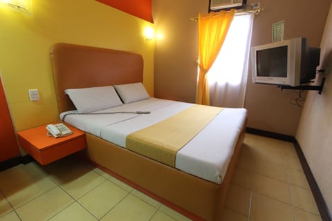 Standard Room, 1 Queen Bed | In-room safe, desk, iron/ironing board, rollaway beds