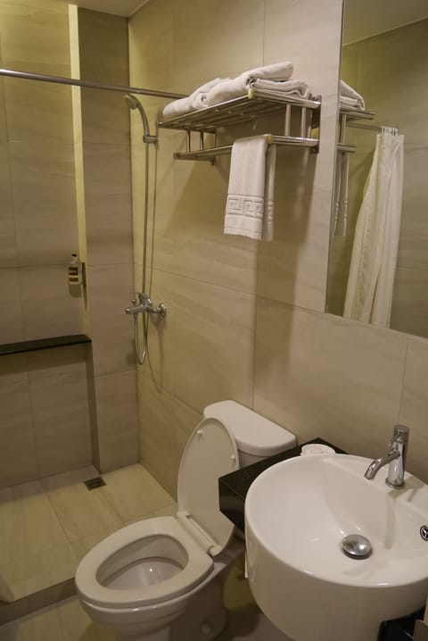 Superior Twin | Bathroom | Shower, bidet, towels