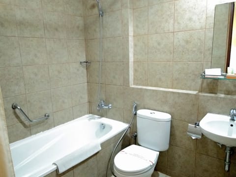 Combined shower/tub, jetted tub, designer toiletries, hair dryer