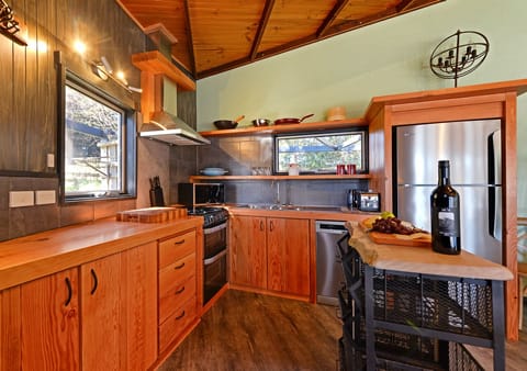 Cottage | Private kitchen | Fridge, microwave, oven, stovetop