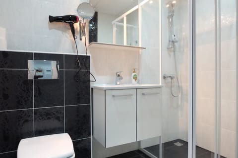 Superior Room | Bathroom | Shower, rainfall showerhead, hair dryer, towels