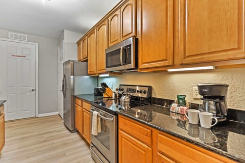 Apartment (3 Bedrooms) | Private kitchen | Fridge, microwave, oven, stovetop