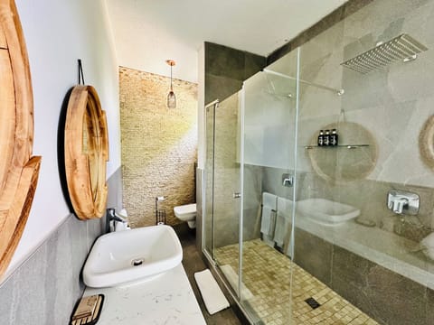 Standard Room | Bathroom | Shower, rainfall showerhead, towels, soap