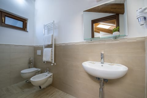 Classic Triple Room (Capri) | Bathroom | Towels