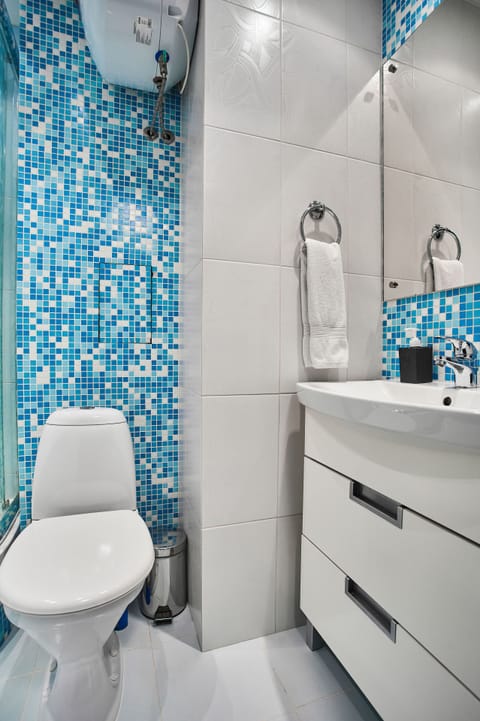 Studio Apartment | Bathroom | Shower, hair dryer, towels, soap