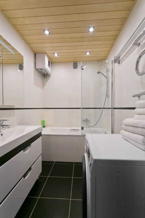 Apartment, 2 Bedrooms | Bathroom | Bathtub, hair dryer, towels, soap