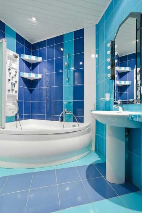 Apartment, 1 Bedroom | Bathroom | Combined shower/tub, free toiletries, hair dryer, bidet