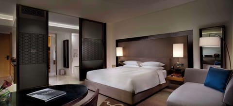 Room, 1 King Bed | Egyptian cotton sheets, premium bedding, free minibar items