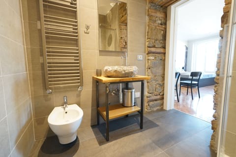 Comfort Triple Room | Bathroom | Shower, rainfall showerhead, hair dryer, bidet