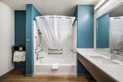 Standard Room, 2 Queen Beds, Non Smoking | Bathroom | Combined shower/tub, towels