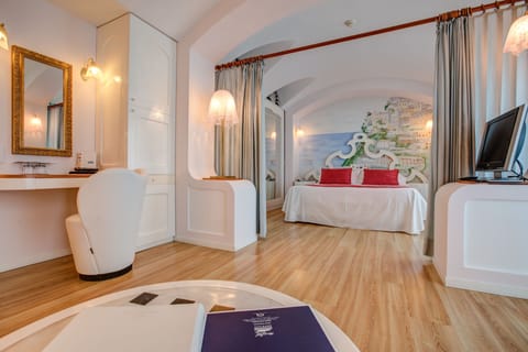 Junior Suite, 1 Bedroom | Premium bedding, minibar, in-room safe, desk