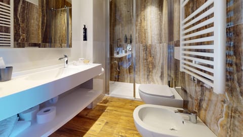 Luxury Suite | Bathroom | Hair dryer, bidet, towels, soap