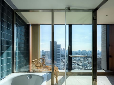 AOYAMA Suite King with City view, Non Smoking | Bathroom | Combined shower/tub, rainfall showerhead, designer toiletries