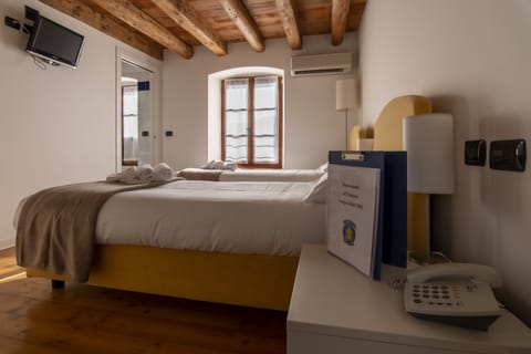 Desk, cribs/infant beds, free WiFi, bed sheets