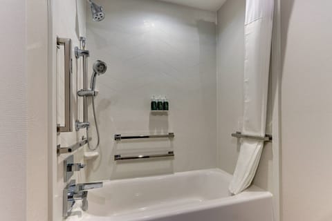 Room, 2 Queen Beds | Bathroom | Combined shower/tub, towels