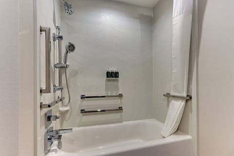 Combined shower/tub, towels