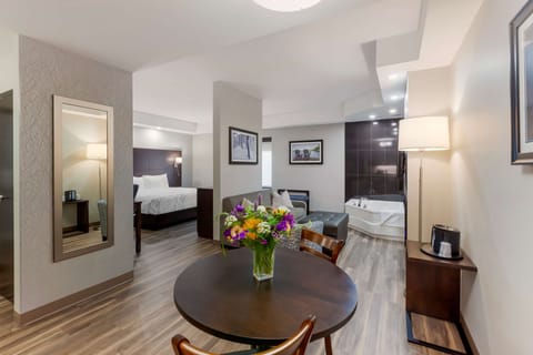 Suite, 1 King Bed, Non Smoking, Jetted Tub | Egyptian cotton sheets, premium bedding, pillowtop beds, in-room safe
